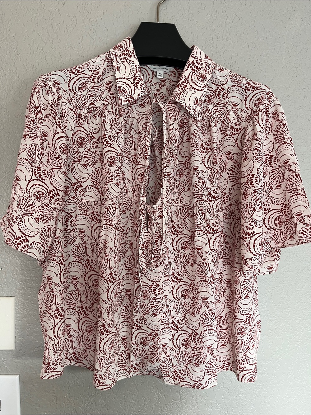 Banana Republic Red and White Printed Short Sleeve blouse